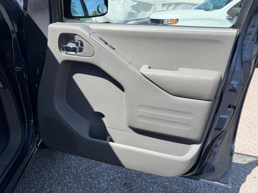 Nissan Frontier Vehicle Full-screen Gallery Image 19