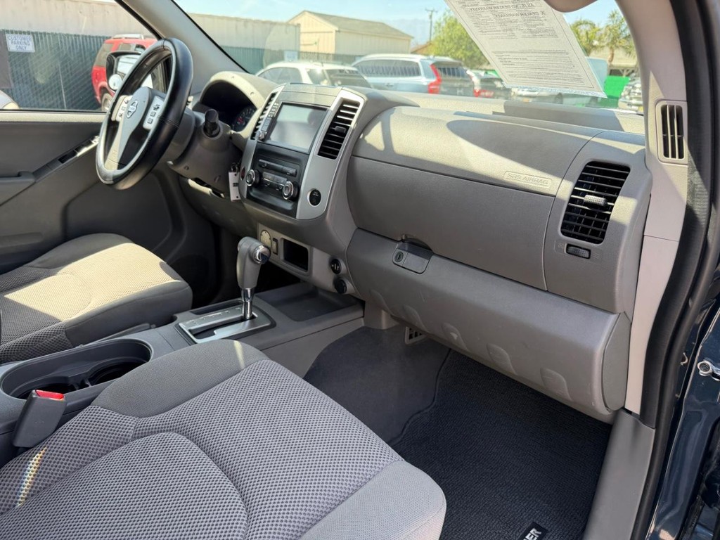 Nissan Frontier Vehicle Full-screen Gallery Image 20