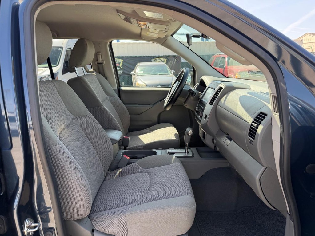 Nissan Frontier Vehicle Full-screen Gallery Image 21