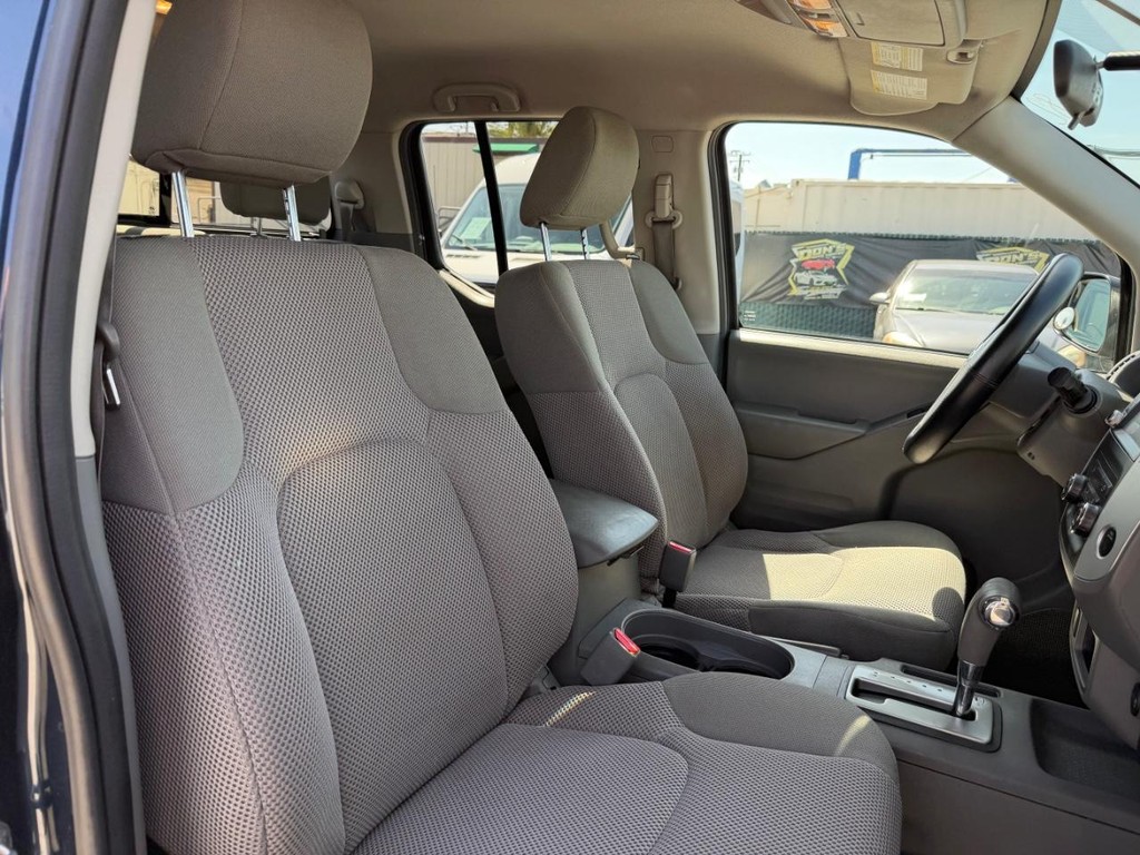 Nissan Frontier Vehicle Full-screen Gallery Image 22