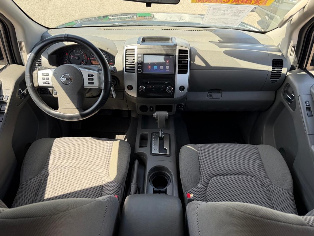 Nissan Frontier Vehicle Full-screen Gallery Image 23