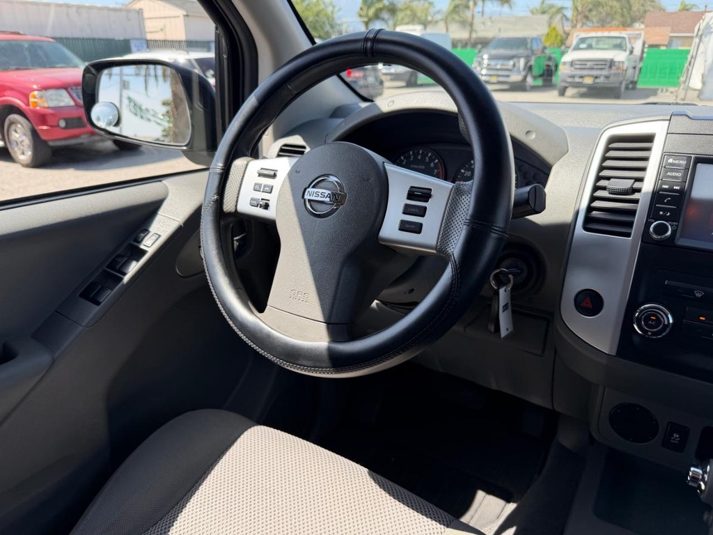 Nissan Frontier Vehicle Full-screen Gallery Image 24