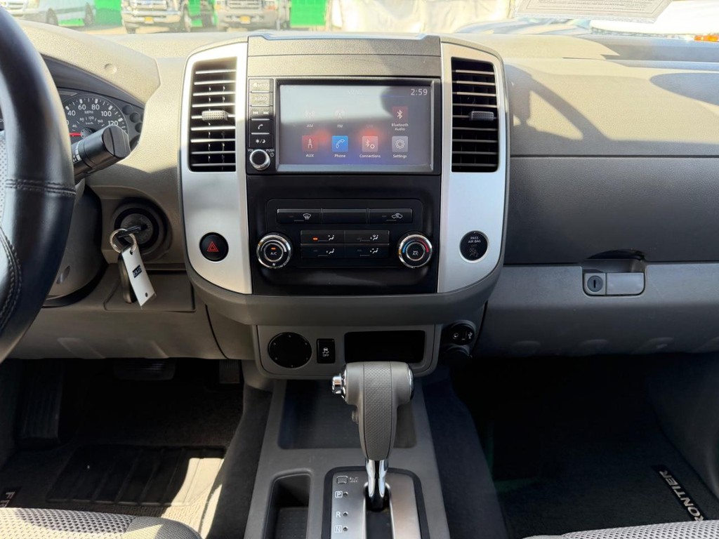 Nissan Frontier Vehicle Full-screen Gallery Image 25
