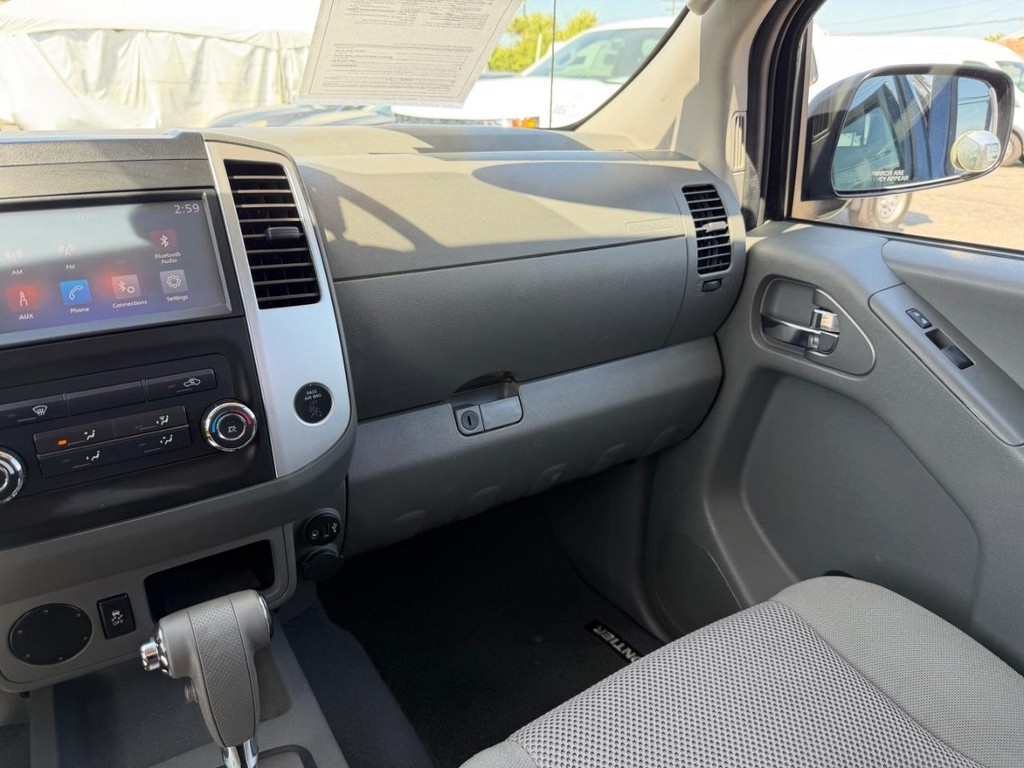 Nissan Frontier Vehicle Full-screen Gallery Image 26