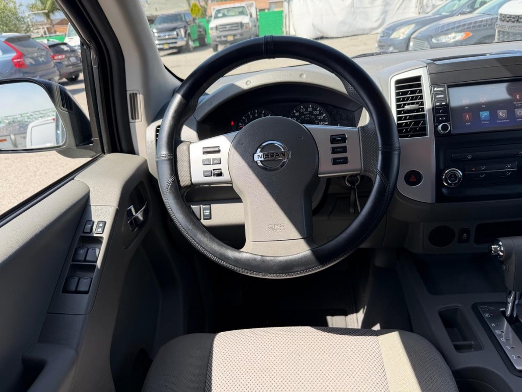 Nissan Frontier Vehicle Full-screen Gallery Image 27