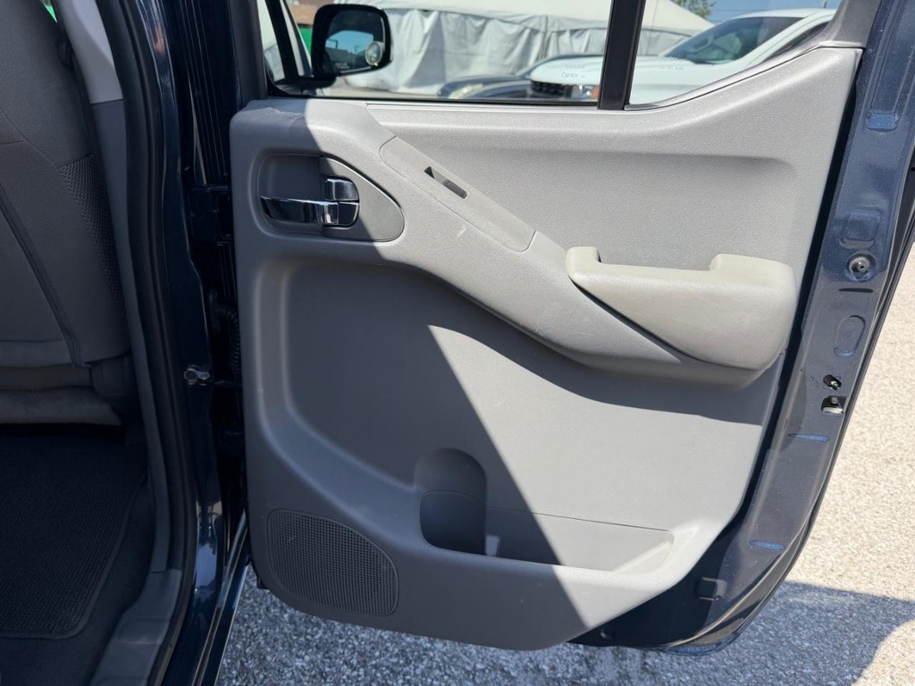 Nissan Frontier Vehicle Full-screen Gallery Image 28