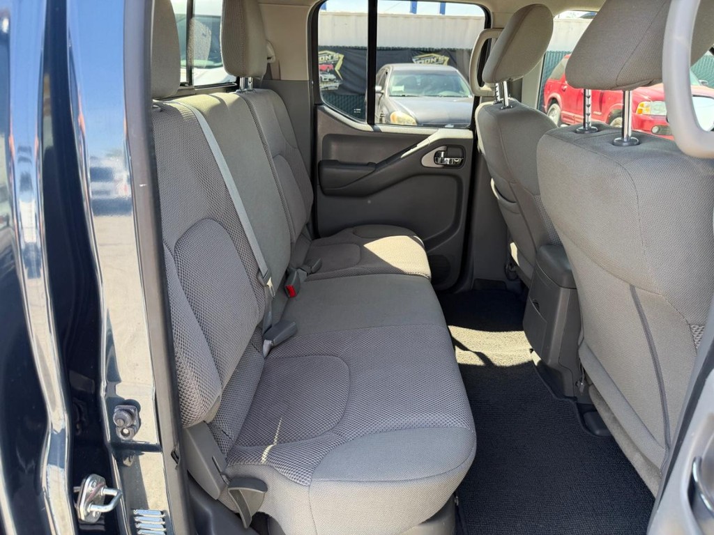 Nissan Frontier Vehicle Full-screen Gallery Image 29