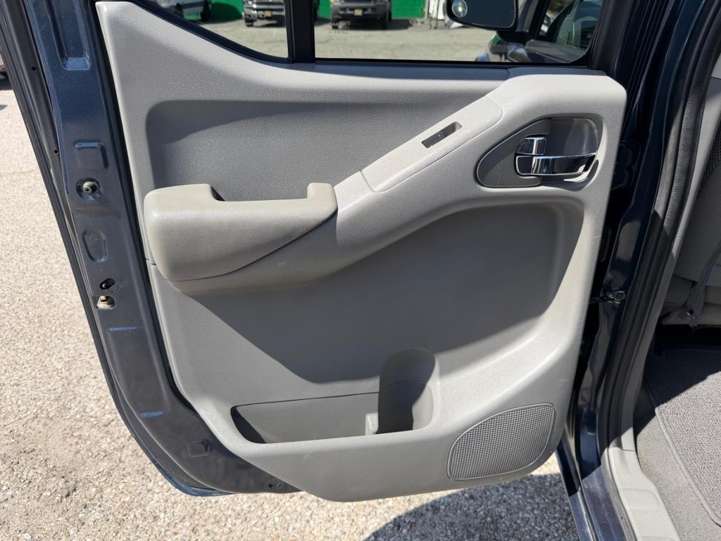 Nissan Frontier Vehicle Full-screen Gallery Image 30