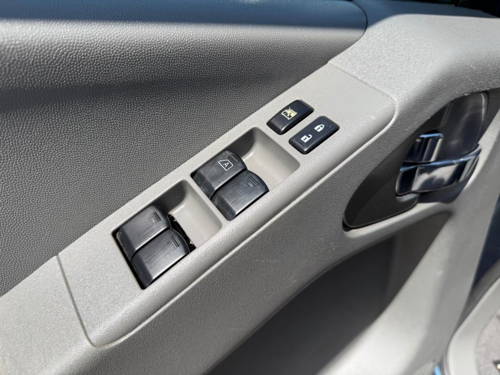 Nissan Frontier Vehicle Full-screen Gallery Image 32