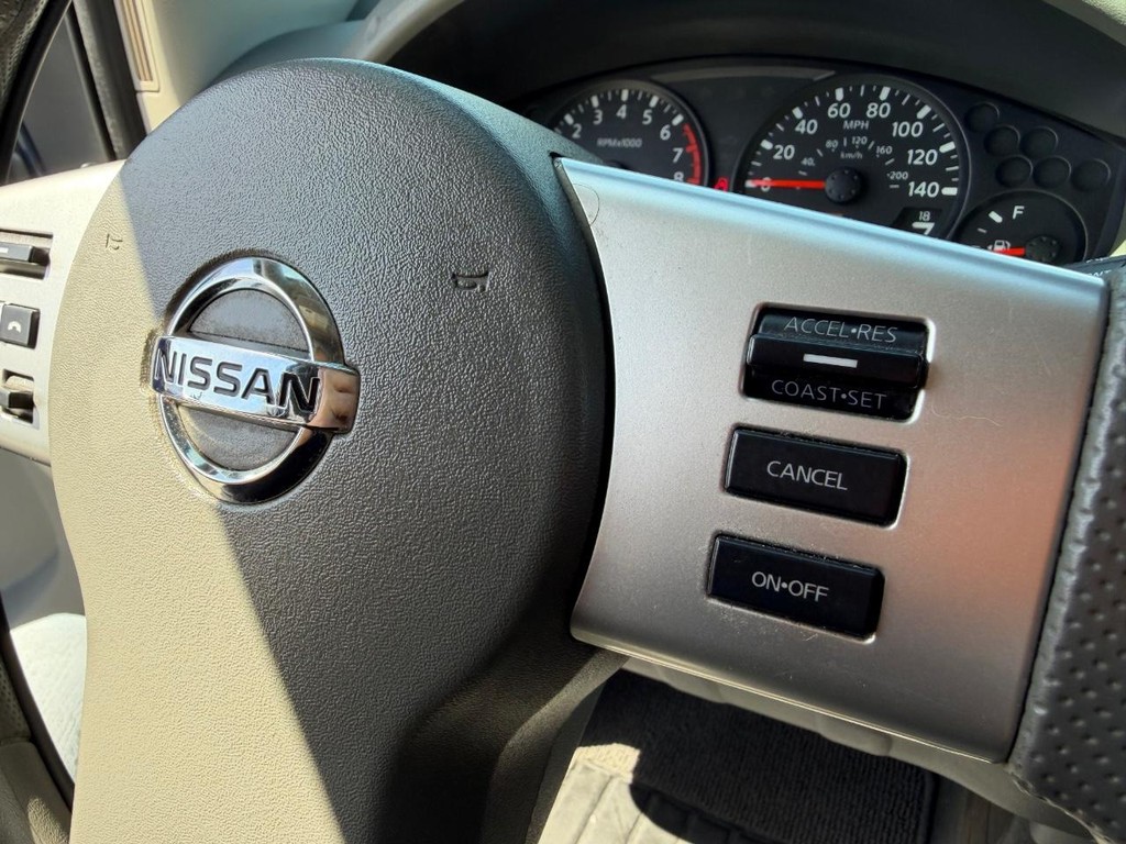 Nissan Frontier Vehicle Full-screen Gallery Image 35