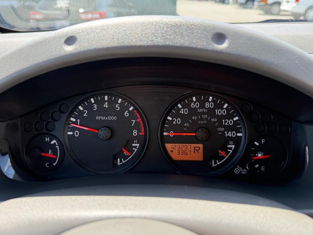 Nissan Frontier Vehicle Full-screen Gallery Image 36