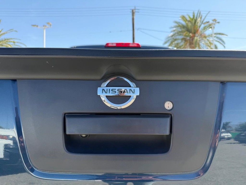 Nissan Frontier Vehicle Full-screen Gallery Image 38