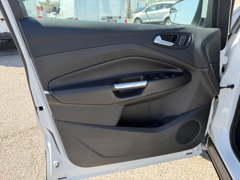 Ford Escape Vehicle Full-screen Gallery Image 15