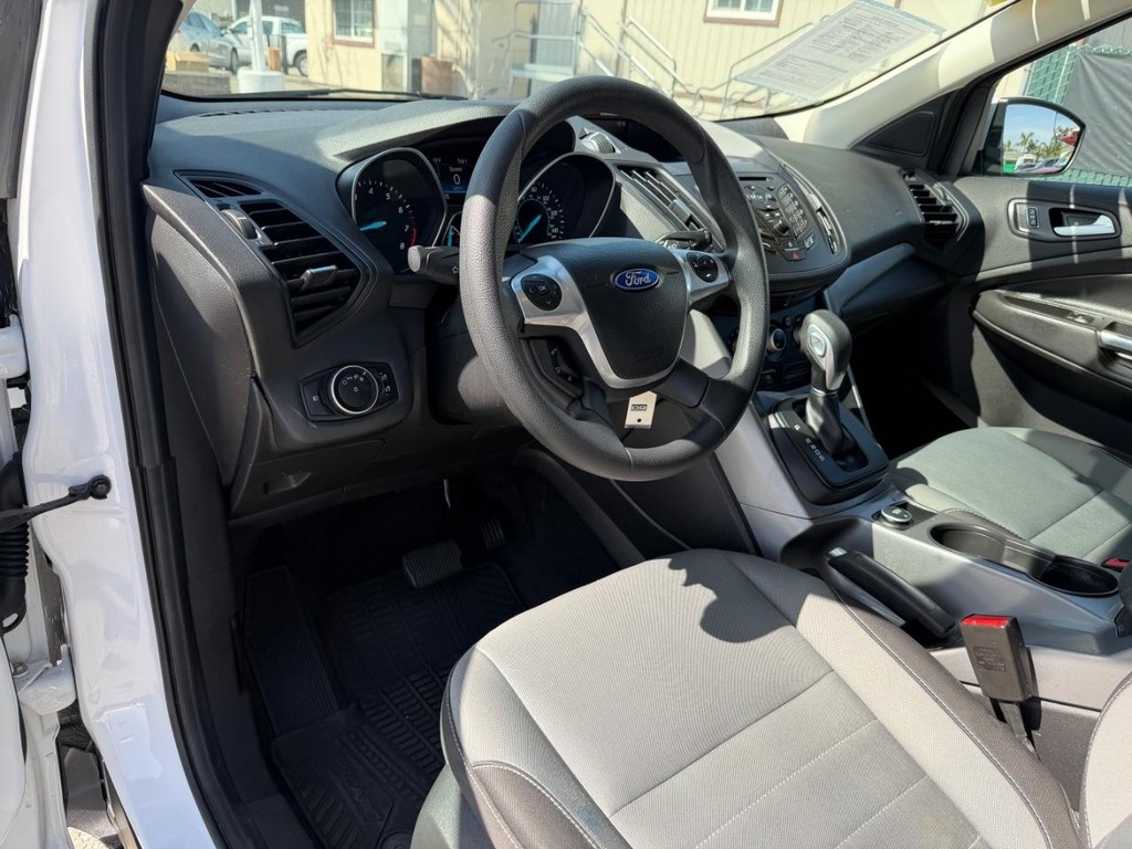 Ford Escape Vehicle Full-screen Gallery Image 16