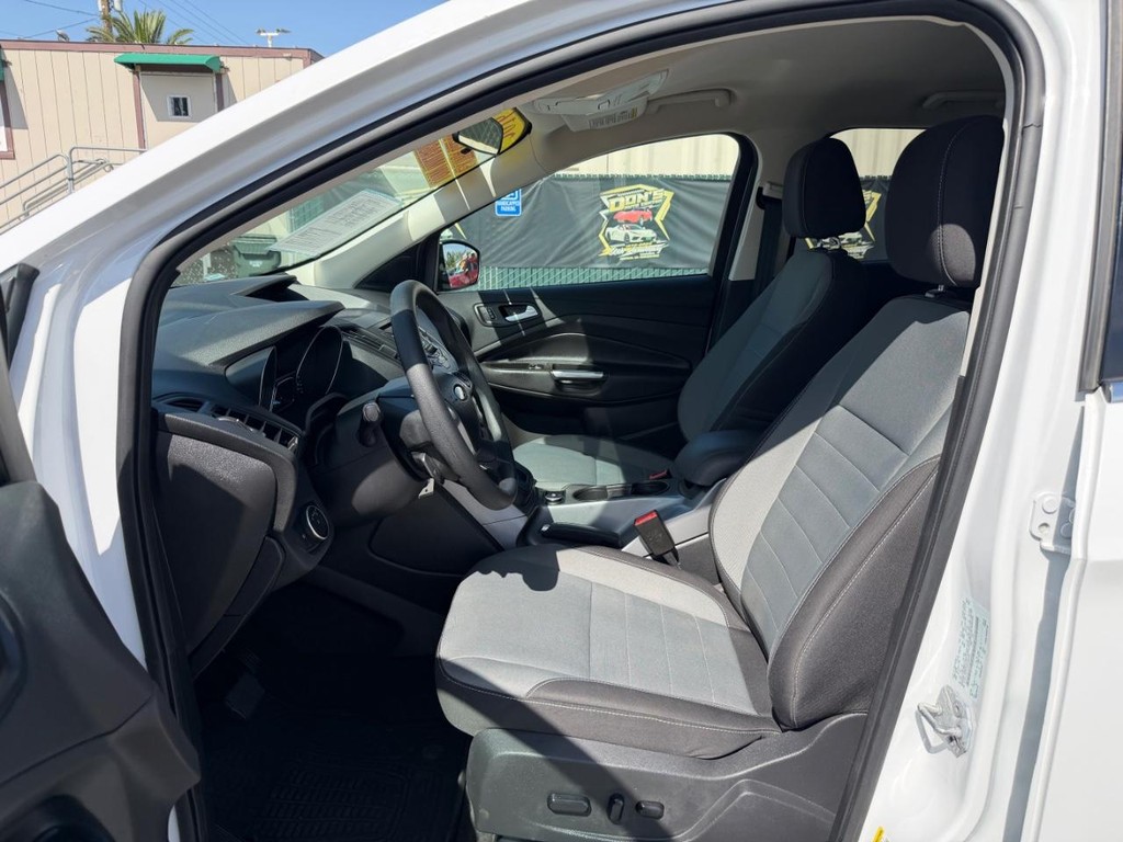 Ford Escape Vehicle Full-screen Gallery Image 17