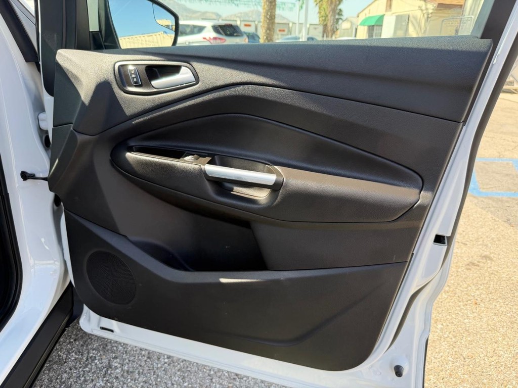 Ford Escape Vehicle Full-screen Gallery Image 19