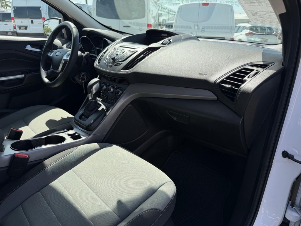 Ford Escape Vehicle Full-screen Gallery Image 20