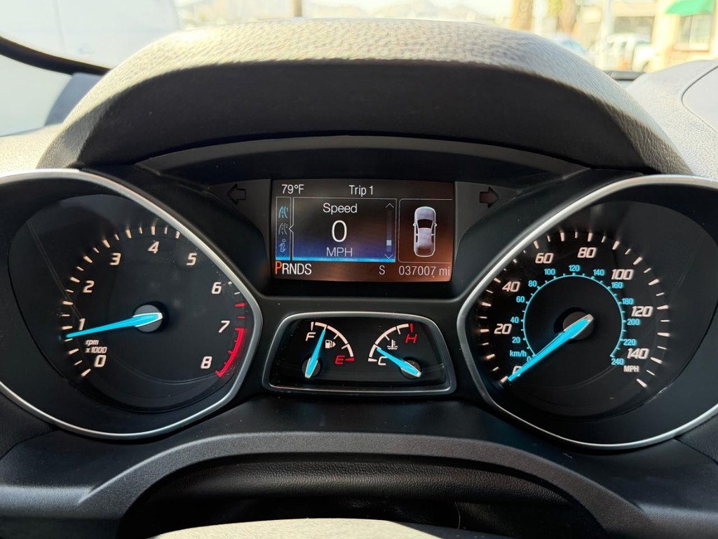 Ford Escape Vehicle Full-screen Gallery Image 30