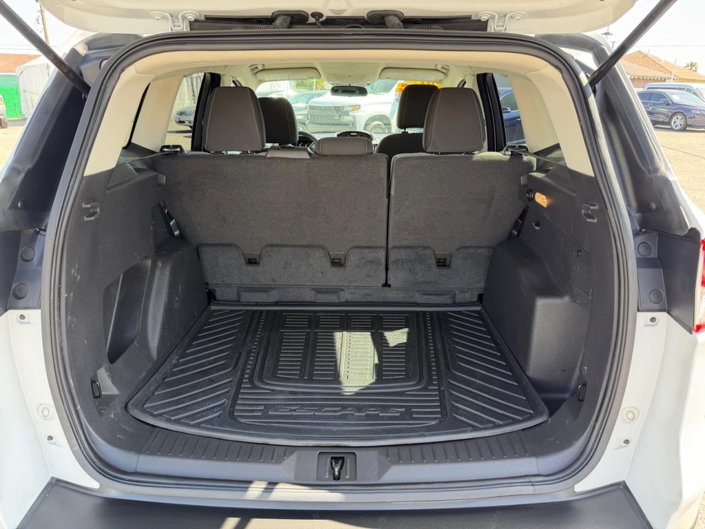 Ford Escape Vehicle Full-screen Gallery Image 38