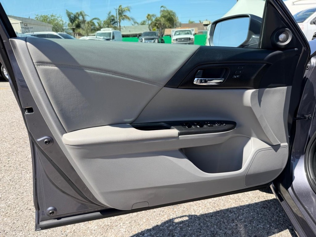 Honda Accord Vehicle Full-screen Gallery Image 15