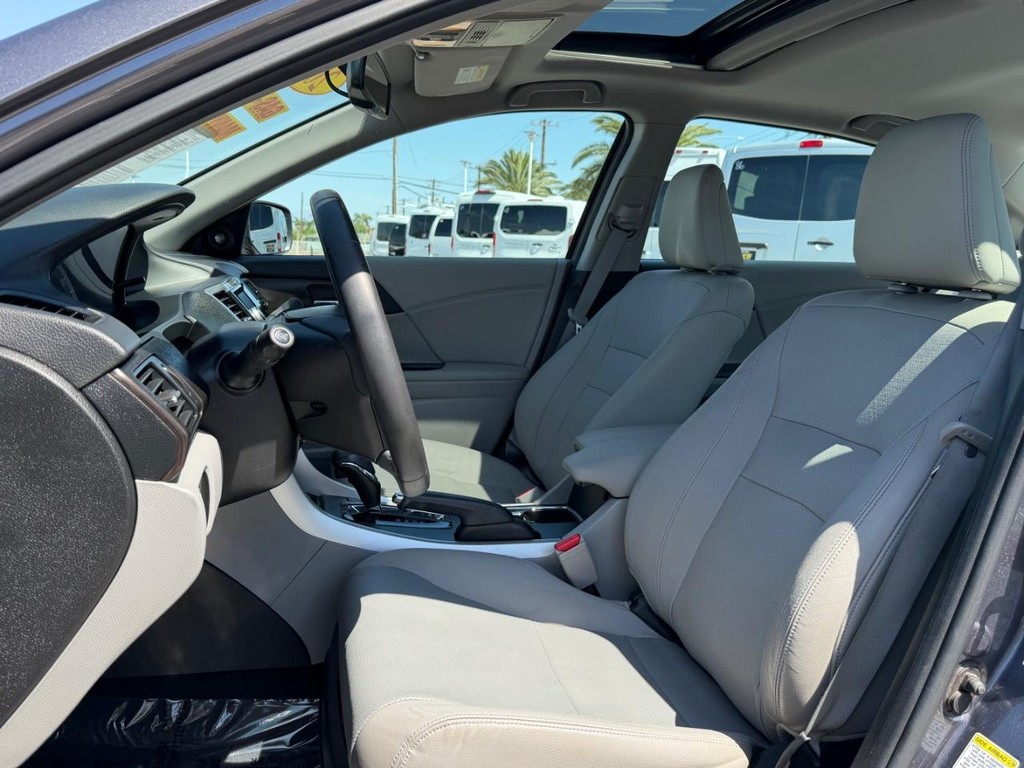 Honda Accord Vehicle Full-screen Gallery Image 17