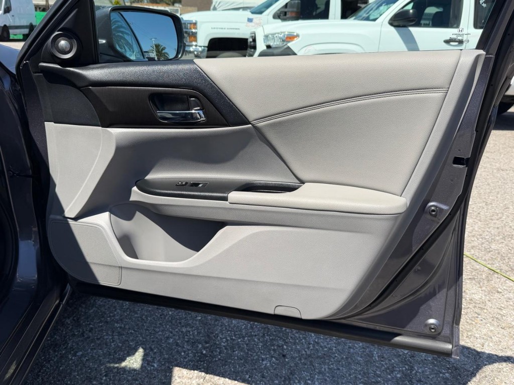 Honda Accord Vehicle Full-screen Gallery Image 18