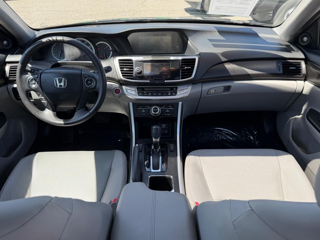 Honda Accord Vehicle Full-screen Gallery Image 22