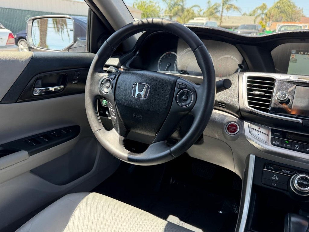 Honda Accord Vehicle Full-screen Gallery Image 23