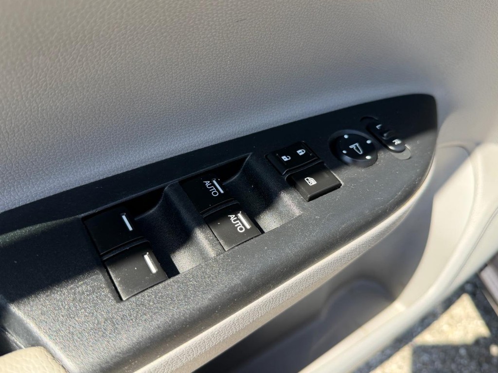 Honda Accord Vehicle Full-screen Gallery Image 33