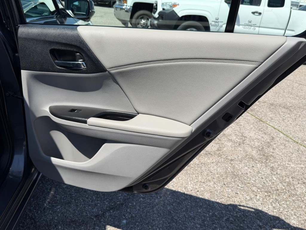 Honda Accord Vehicle Full-screen Gallery Image 38