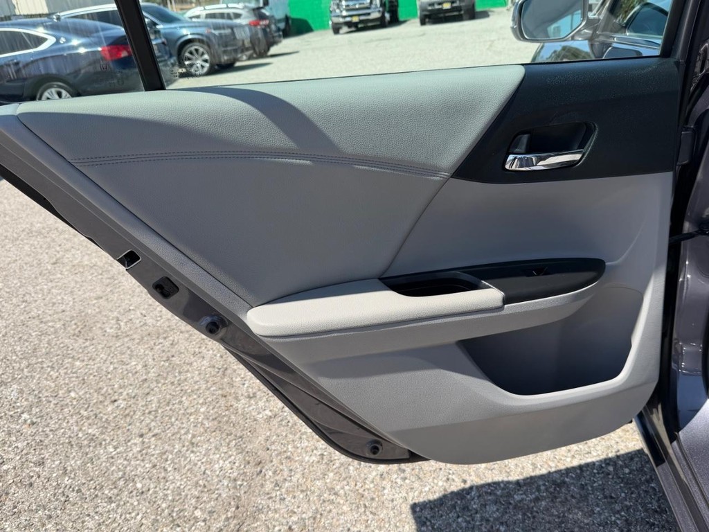 Honda Accord Vehicle Full-screen Gallery Image 40