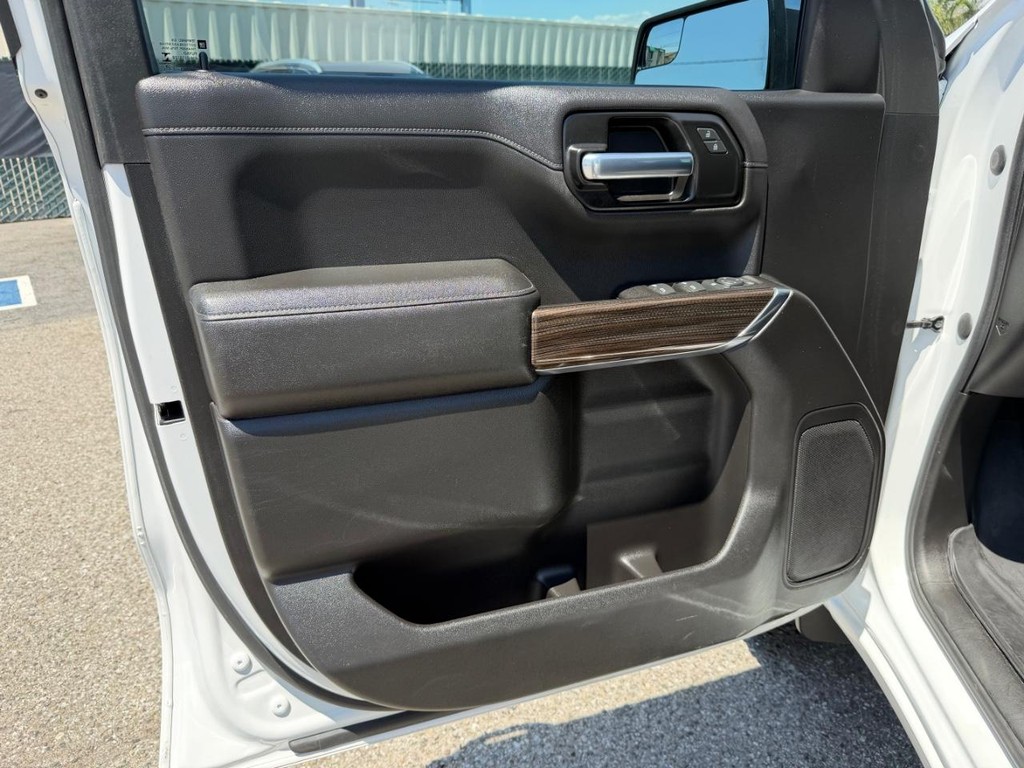 Chevrolet Silverado 1500 Vehicle Full-screen Gallery Image 15