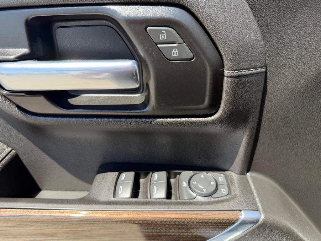 Chevrolet Silverado 1500 Vehicle Full-screen Gallery Image 32