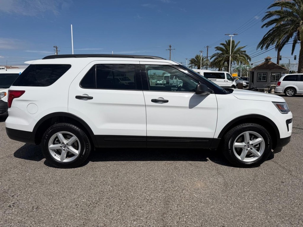 Ford Explorer Vehicle Full-screen Gallery Image 05