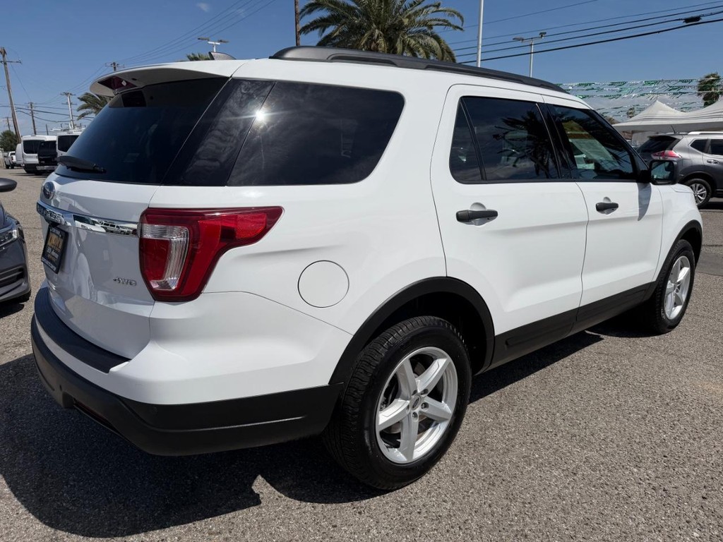 Ford Explorer Vehicle Full-screen Gallery Image 06