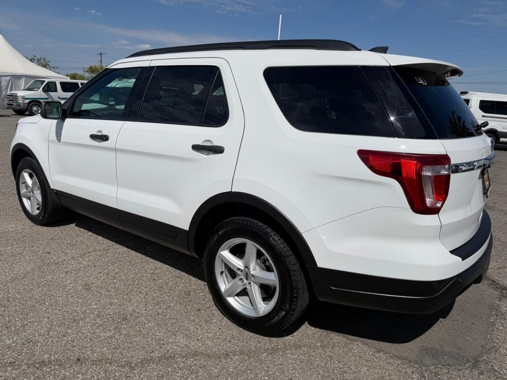 Ford Explorer Vehicle Full-screen Gallery Image 09