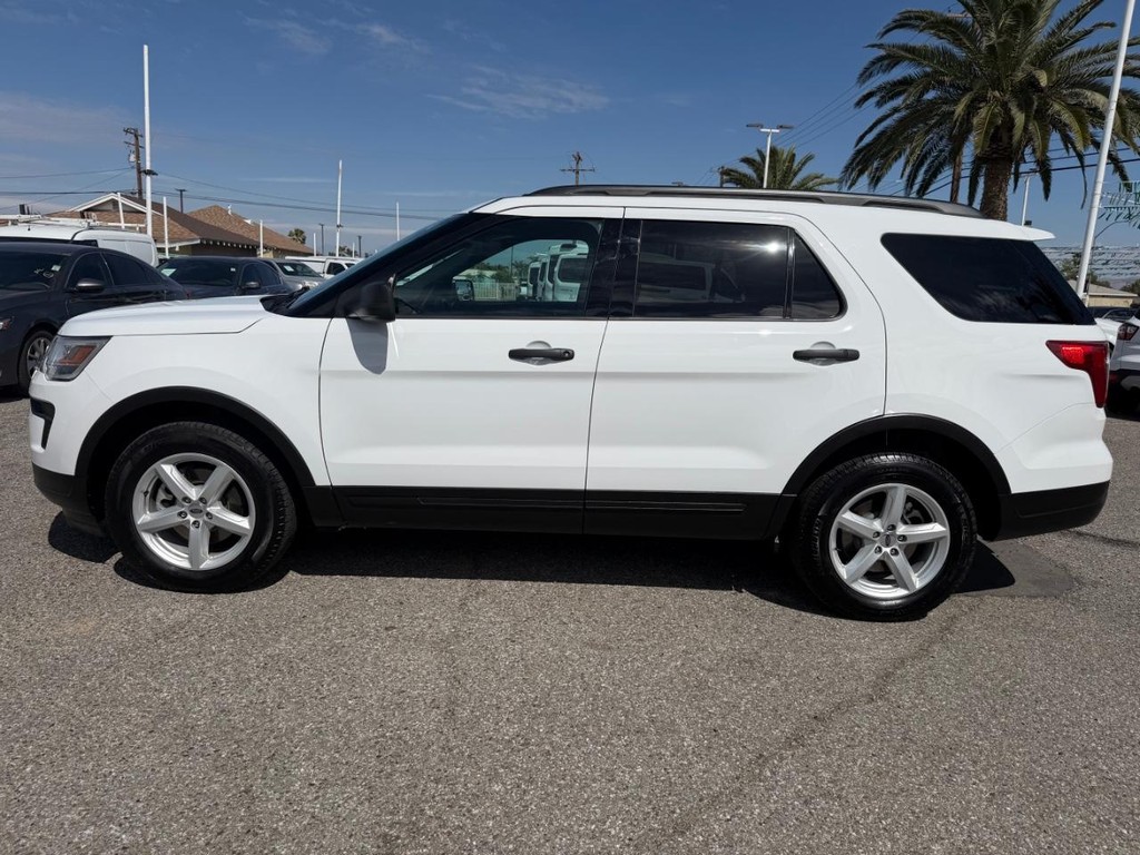 Ford Explorer Vehicle Full-screen Gallery Image 11