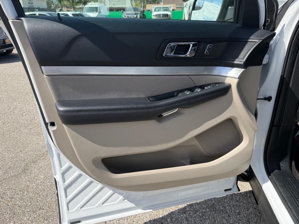 Ford Explorer Vehicle Full-screen Gallery Image 15