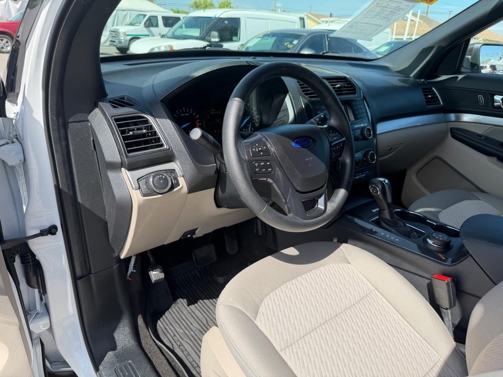 Ford Explorer Vehicle Full-screen Gallery Image 16