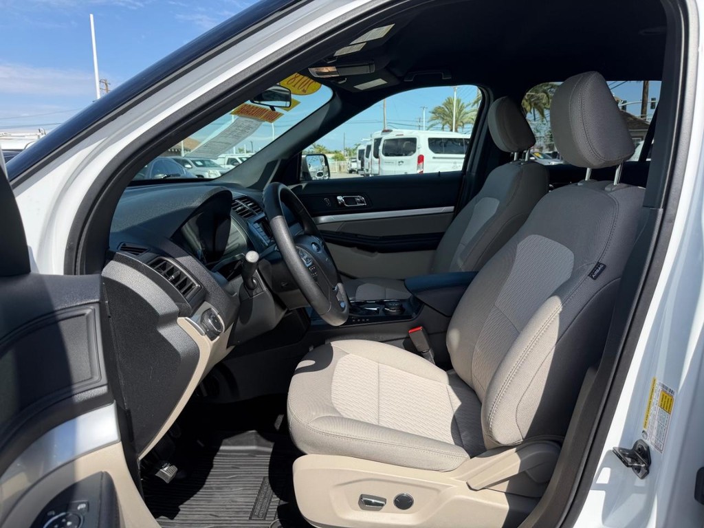 Ford Explorer Vehicle Full-screen Gallery Image 17