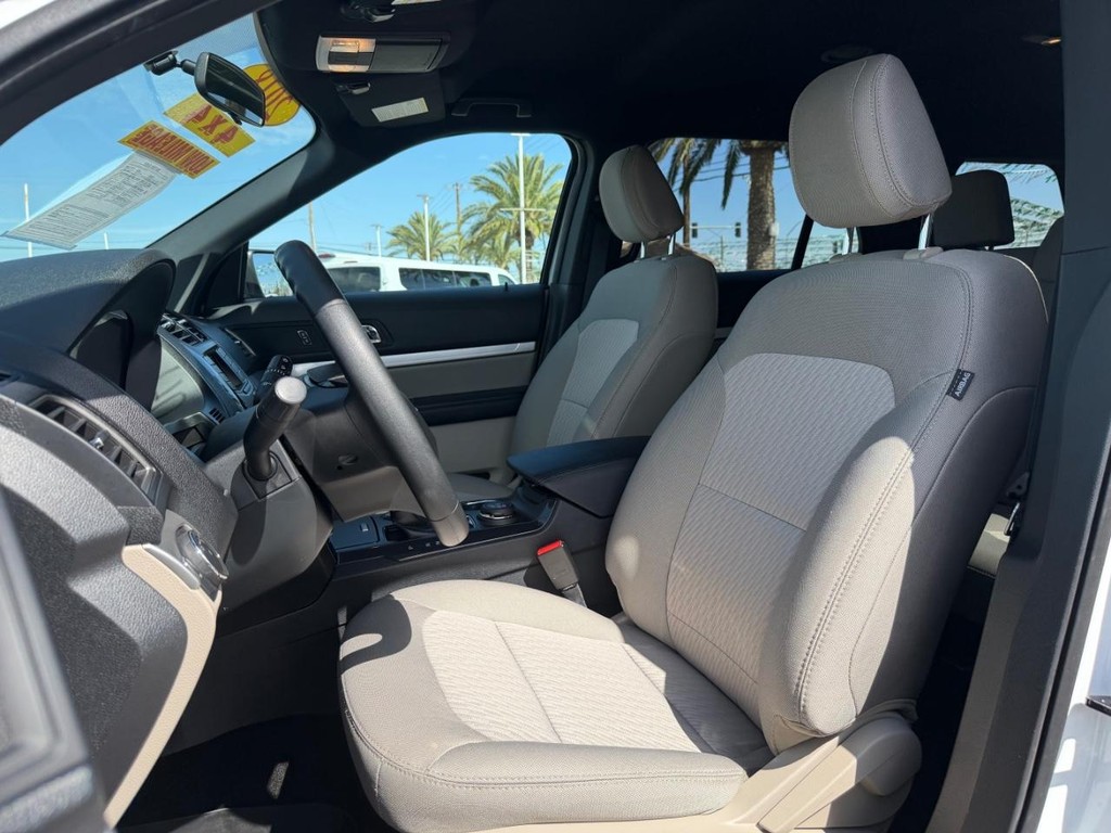 Ford Explorer Vehicle Full-screen Gallery Image 18