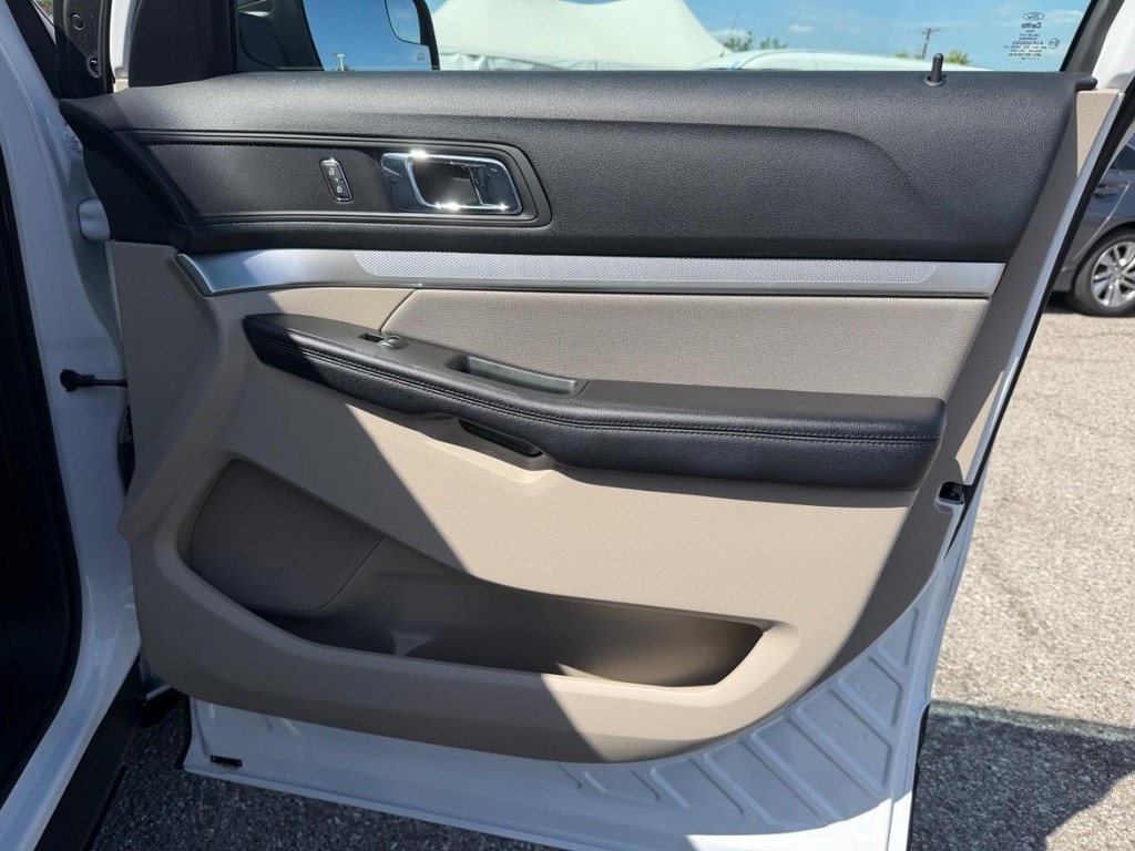 Ford Explorer Vehicle Full-screen Gallery Image 19