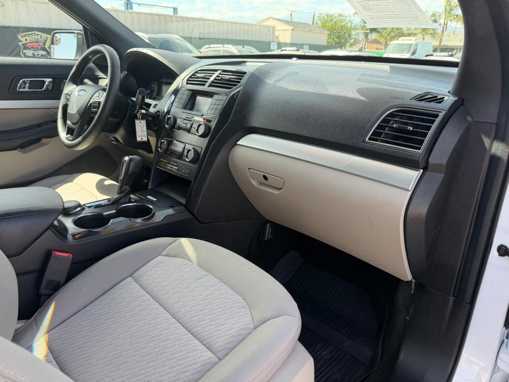 Ford Explorer Vehicle Full-screen Gallery Image 20