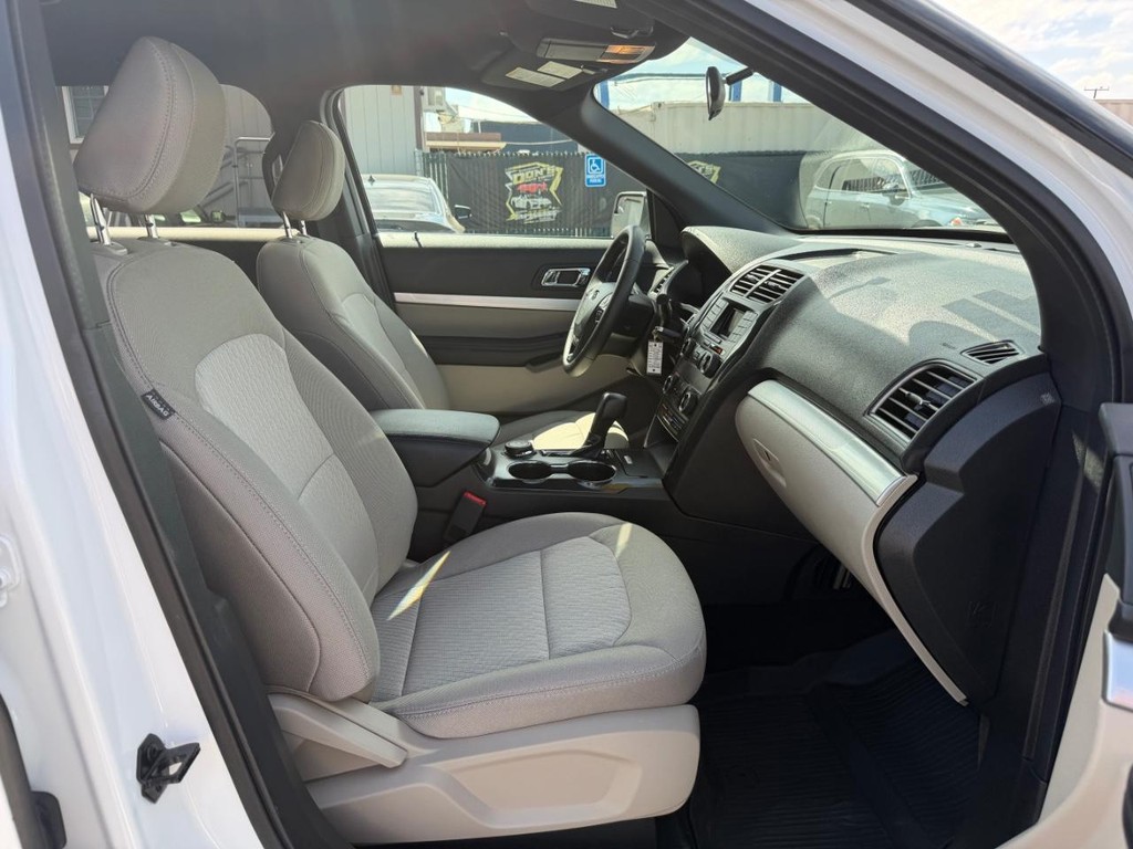 Ford Explorer Vehicle Full-screen Gallery Image 21