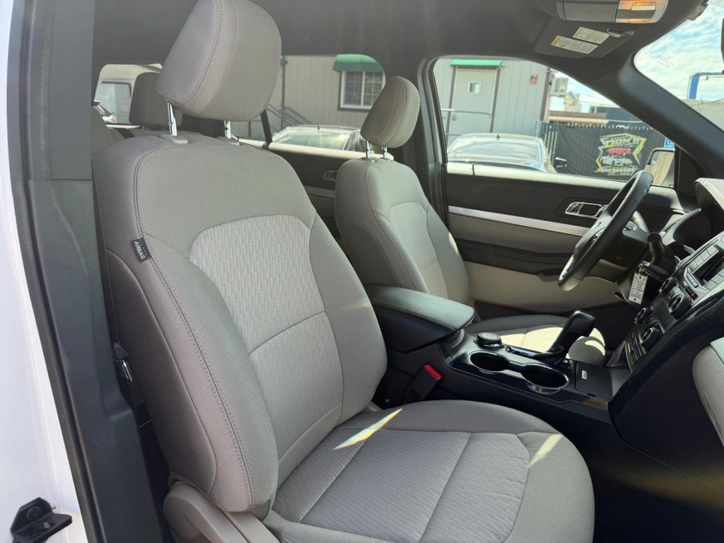 Ford Explorer Vehicle Full-screen Gallery Image 22