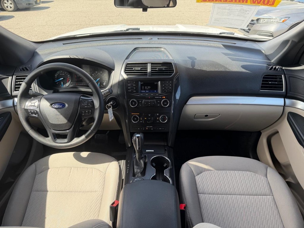 Ford Explorer Vehicle Full-screen Gallery Image 23