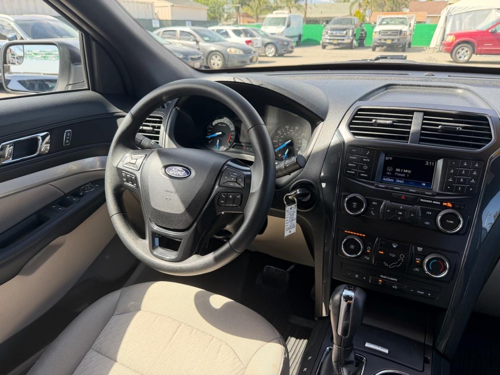 Ford Explorer Vehicle Full-screen Gallery Image 24