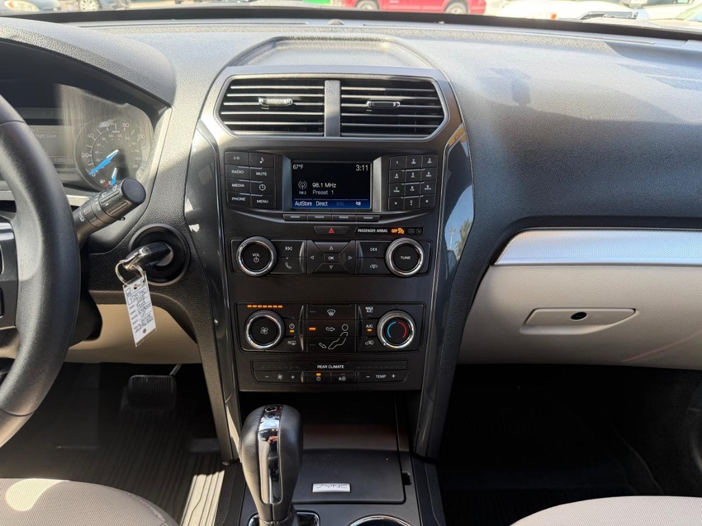 Ford Explorer Vehicle Full-screen Gallery Image 25