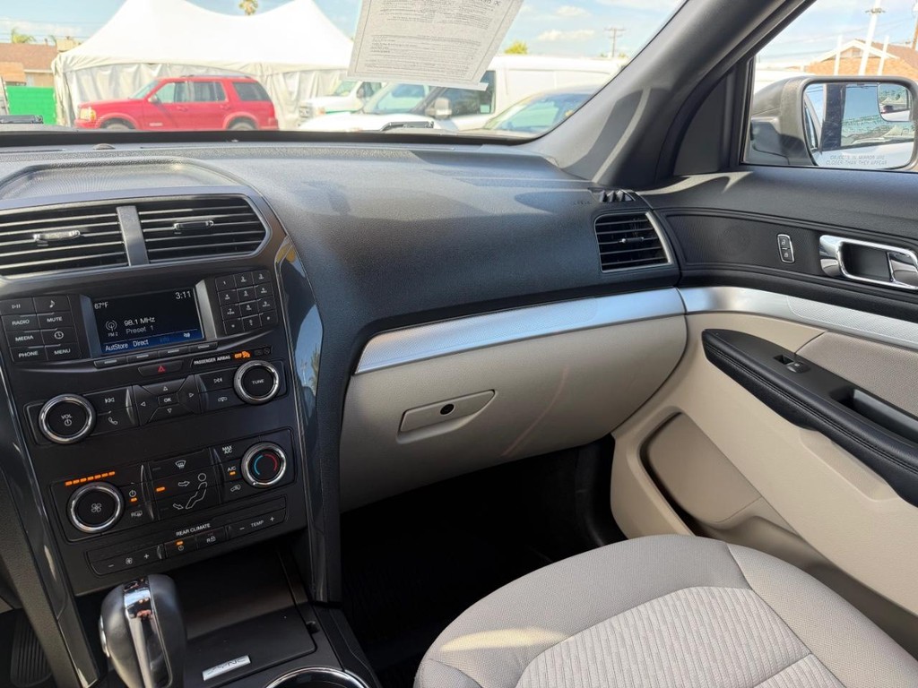 Ford Explorer Vehicle Full-screen Gallery Image 26