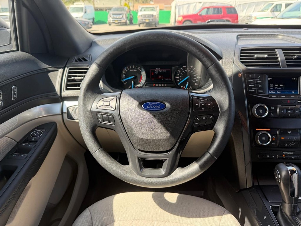 Ford Explorer Vehicle Full-screen Gallery Image 27